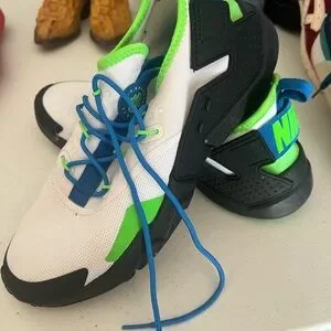 Nike Black and Green Athletic Shoes with Breathable Mesh Nike | Shoes | Nike Green And Black Athletic Shoes With  main image 3